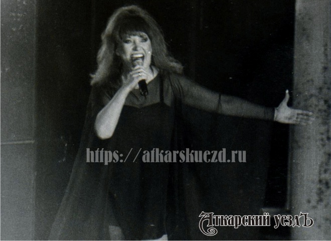 Алла Пугачева на своем концерте в Аткарске