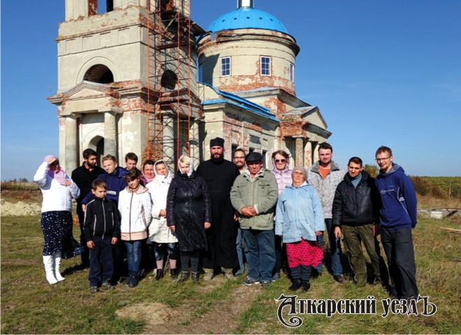 Аткарские верующие убрались в храме села Сосновка