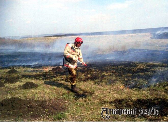 Аткарские спасатели ликвидируют природный пожар в районе села Старая Лопуховка