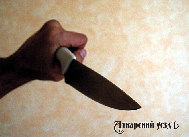 Житель Аткарска с ножом угрожал любовнице убийством