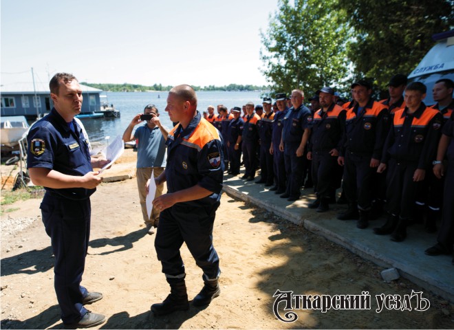 Аткарские спасатели получают грамоту из рук Юрия Юрина