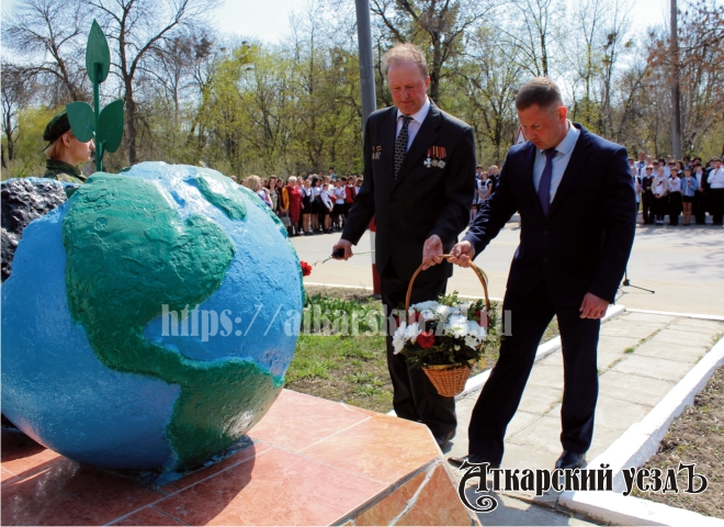 Аткарчане на митинге возложили цветы к памятнику чернобыльцам. Видео