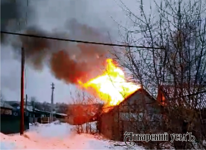 Пожар уничтожил деревянную баню на улице Кавказская. Видео